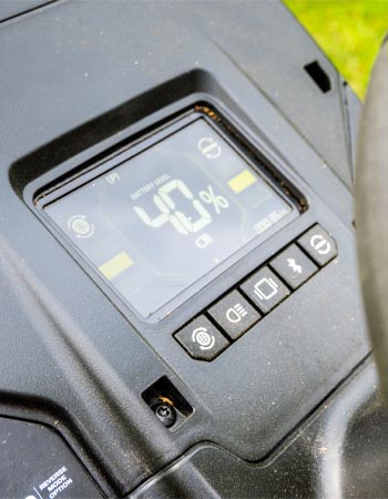 L'écran LCD du tracteur de pelouse Ryobi affiche l'autonomie, le niveau de la batterie et l'état de charge.