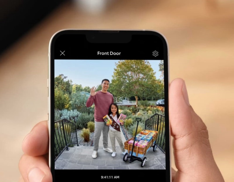 Photo vidéo d'un père et d'une fille vendant des biscuits à l'aide d'un téléphone intelligent.