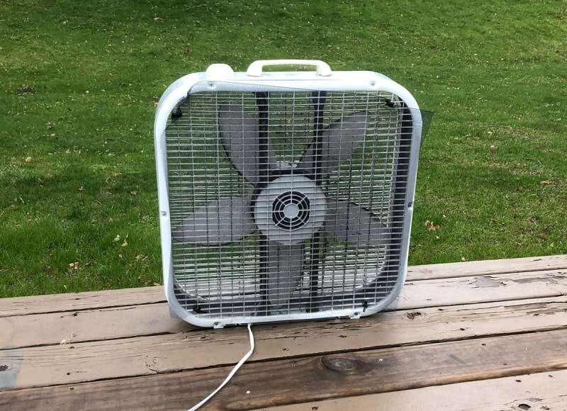 Un piège à moustiques bricolé à l'aide d'un ventilateur et d'une moustiquaire de fenêtre.