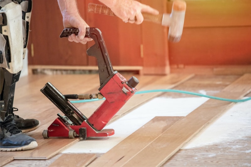 plancher à rainure et languette