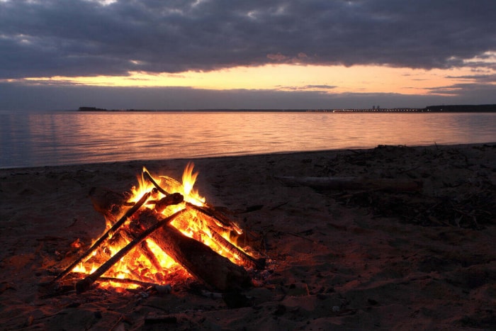 feu de joie sur la plage la nuit