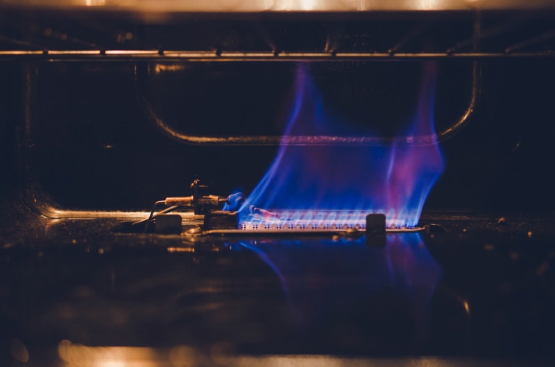 Flamme à l'intérieur d'un four à gaz.