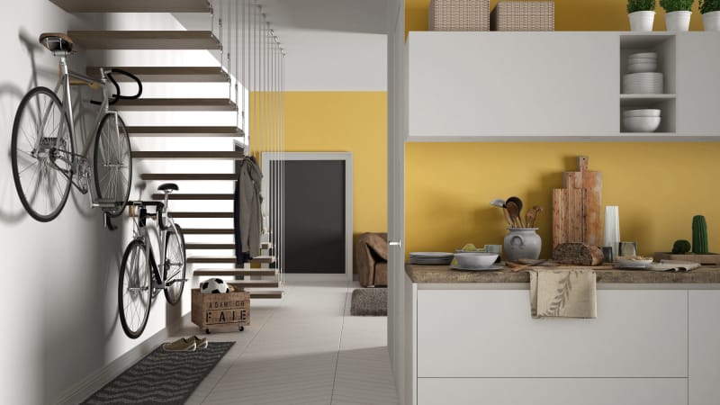 Cuisine moderne minimaliste avec petit-déjeuner sain, salon et escalier en bois, design intérieur contemporain blanc et jaune