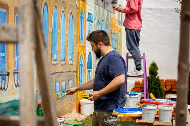 iStock-1320995298 opportunités de bénévolat deux artistes peignent une fresque murale sur un mur extérieur