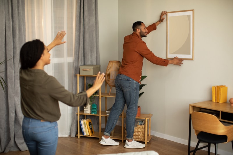 Affiche de couple noir accrochée dans un cadre sur le mur à la maison