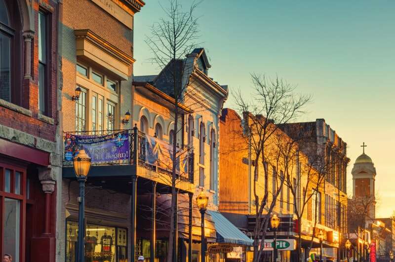 Mobile, États-Unis - 6 février 2015 : Façades historiques, pubs et restaurants du centre-ville de Mobile, Alabama, au coucher du soleil.