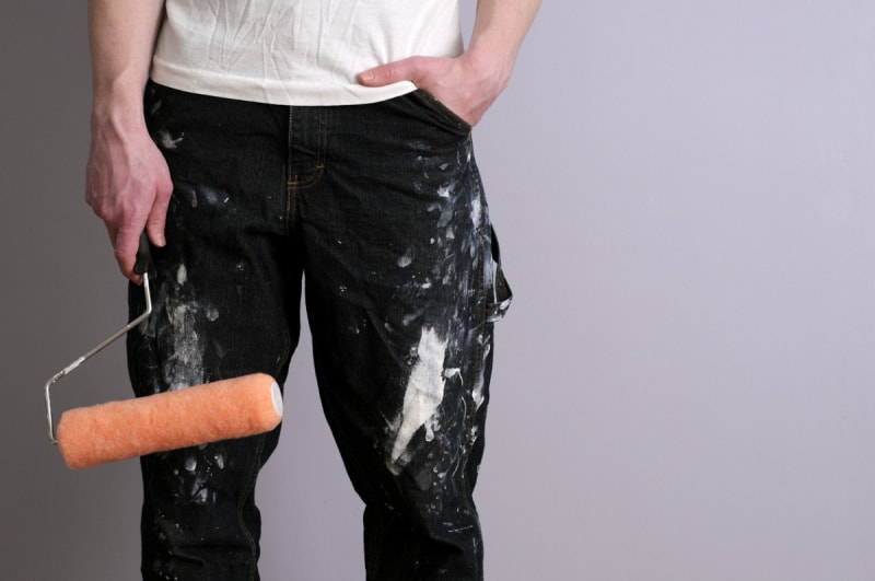 Personne avec de la peinture sur son pantalon