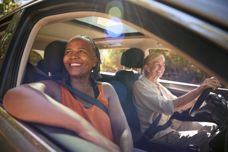 Deux amies âgées profitant d'une excursion d'une journée en voiture ensemble Photo stock