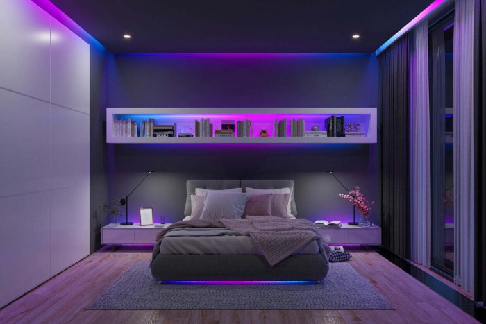 Des lumières LED bleues et violettes éclairent divers endroits dans une chambre moderne.