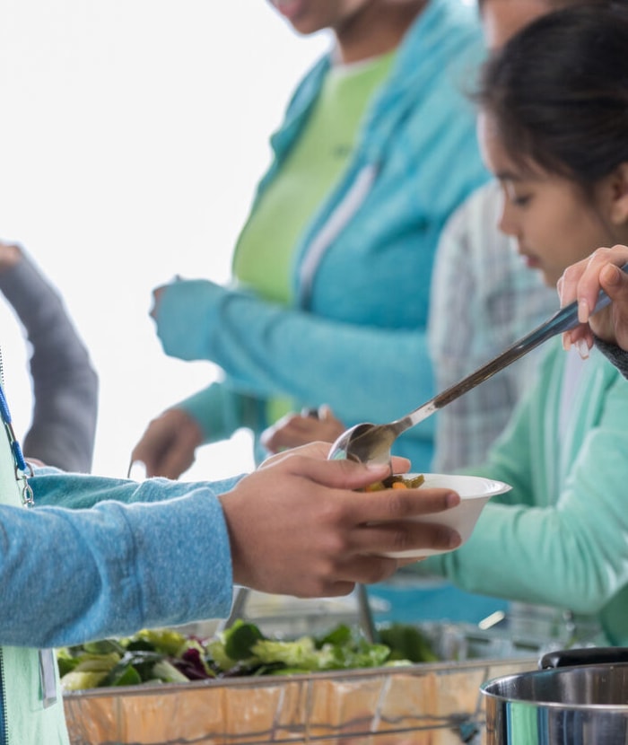 iStock-1016654946 opportunités de bénévolat pour servir de la nourriture dans une cantine