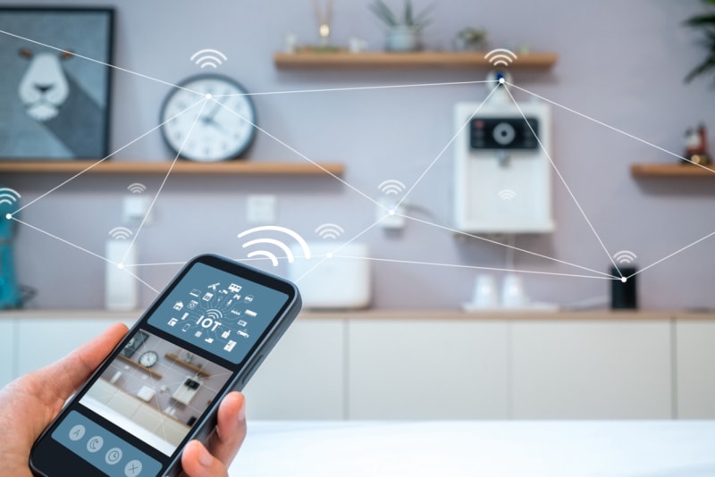 Les 11 plus grosses erreurs que vous pouvez commettre avec votre maison intelligente téléphone intelligent connecté à trop d'appareils et de dispositifs à la maison