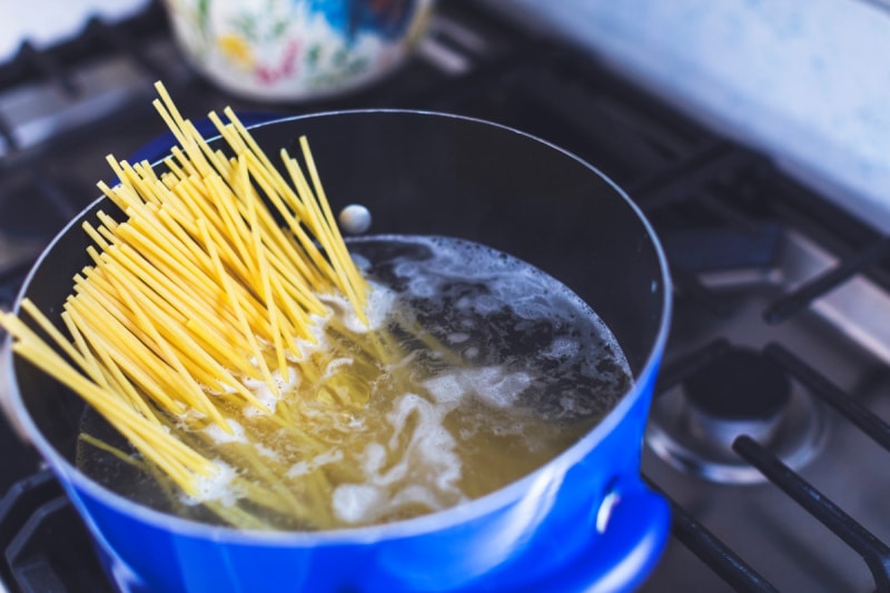 façons gratuites de démarrer un jardin - nouilles spaghetti dans de l'eau bouillante