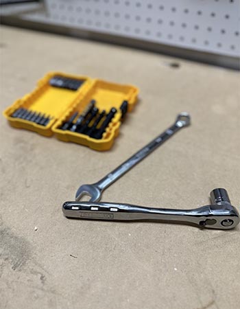 Une partie de l'ensemble d'outils mécaniques DeWalt ouvert sur un établi