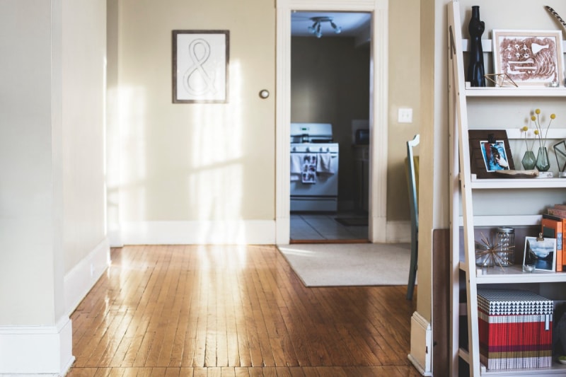 Installation de moulures à chaussures dans la maison