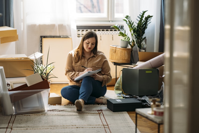 iStock-1346727107 de productivité femme écrire liste de choses à faire.