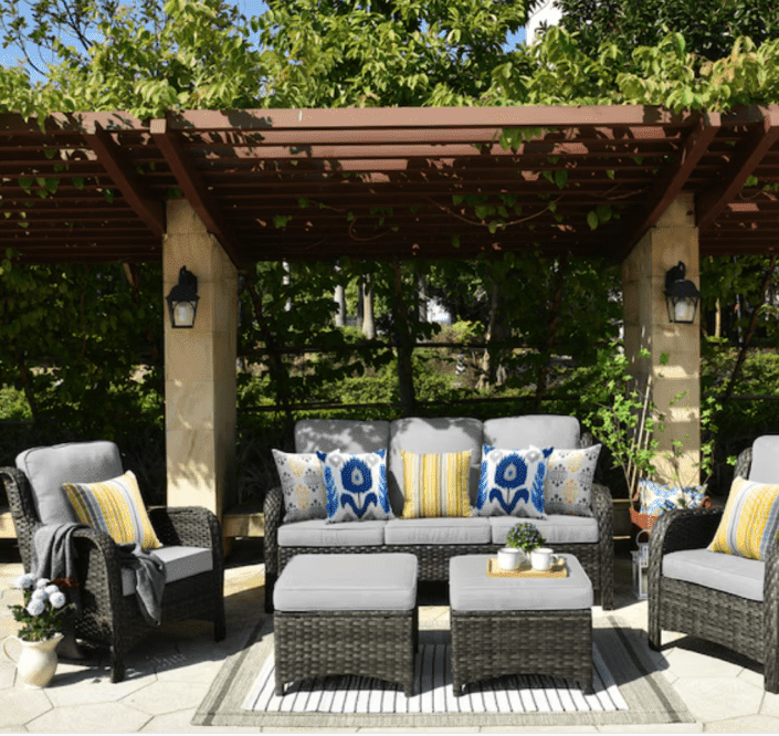 Ensemble de conversation pour patio en osier 5 pièces Ovios installé sur un patio sous une pergola