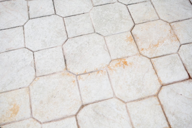 Image couleur de l'allée en pierre d'une maison en Floride qui a besoin d'un lavage à pression.