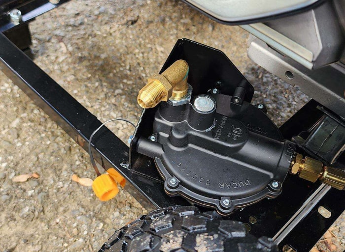 La conduite de carburant et les pneus robustes sur le cadre solide du générateur DuroMax XP12000EH.