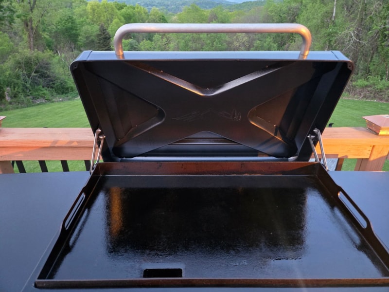 Traeger Flatrock avec couvercle ouvert