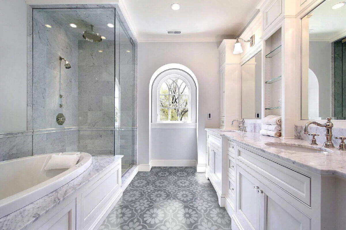 Salle de bain de luxe avec baignoire de jardin, douche en verre et carrelage de douche en marbre gris et blanc