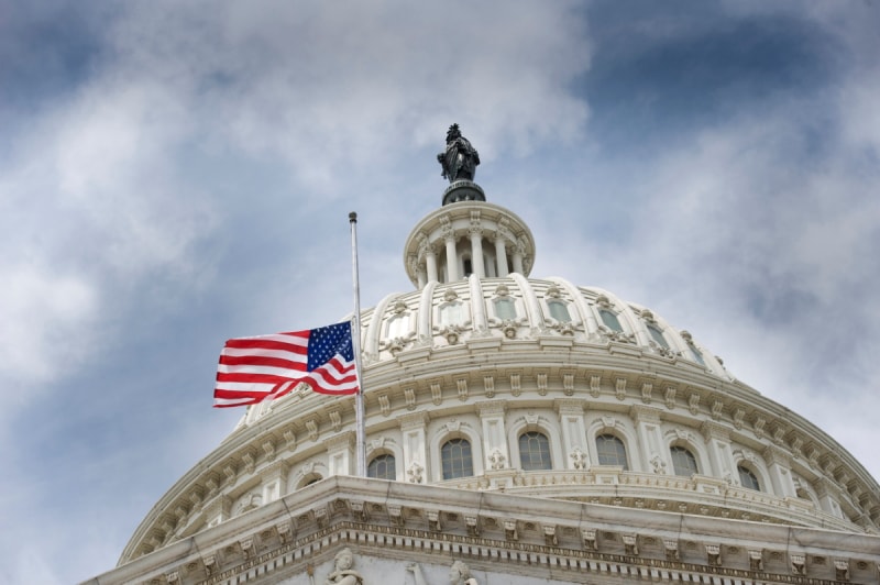 Le drapeau américain en berne sur le Capitole des États-Unis