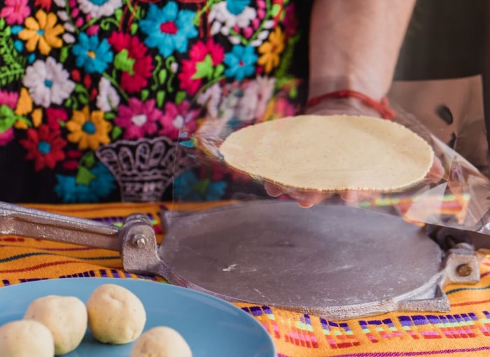 Tortilla maison avec presse en fonte.