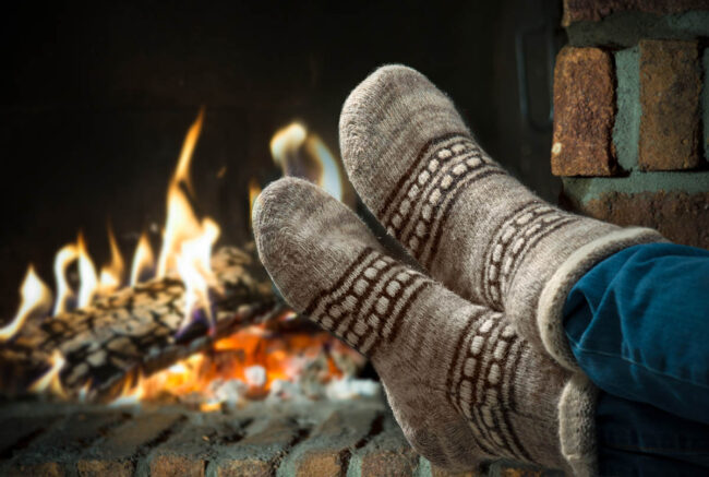 Une personne portant des chaussettes d'hiver à motifs