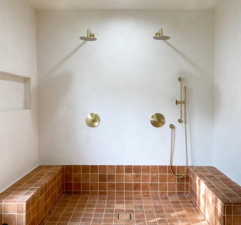 Salle de bain avec carrelage en terre cuite