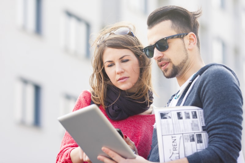 couple vérifiant les annonces immobilières sur iPad