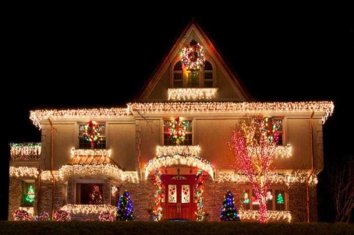 Vue nocturne d'une maison de luxe avec des lumières de Noël