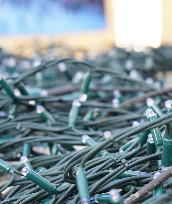 Gros plan d'un groupe de lumières de Noël rassemblées dans un entrepôt