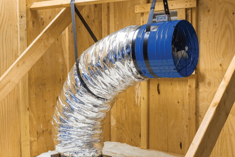 La meilleure option de ventilateur pour toute la maison installée dans un grenier