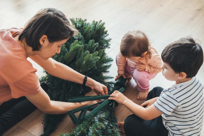 iStock-1435602698 entretien des sapins de Noël mise en place d'un sapin artificiel