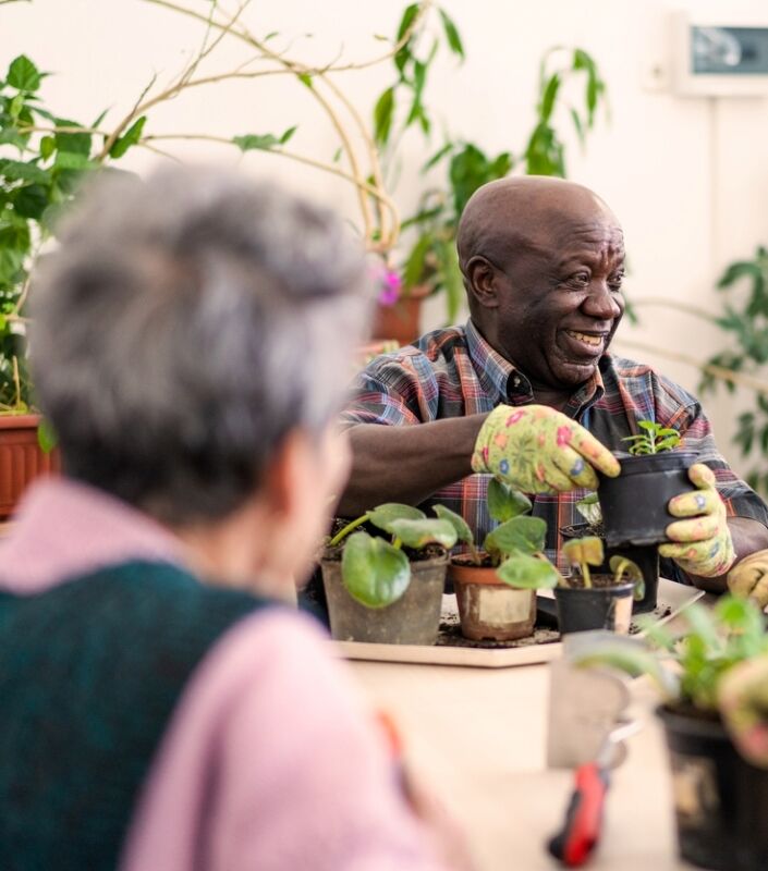 Des gens qui partagent des plantes et qui sourient