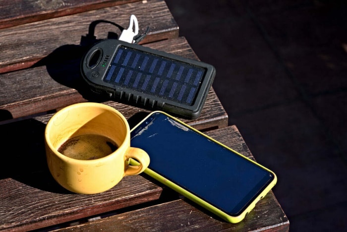 smartphone, power bank et une tasse de café sous le porche