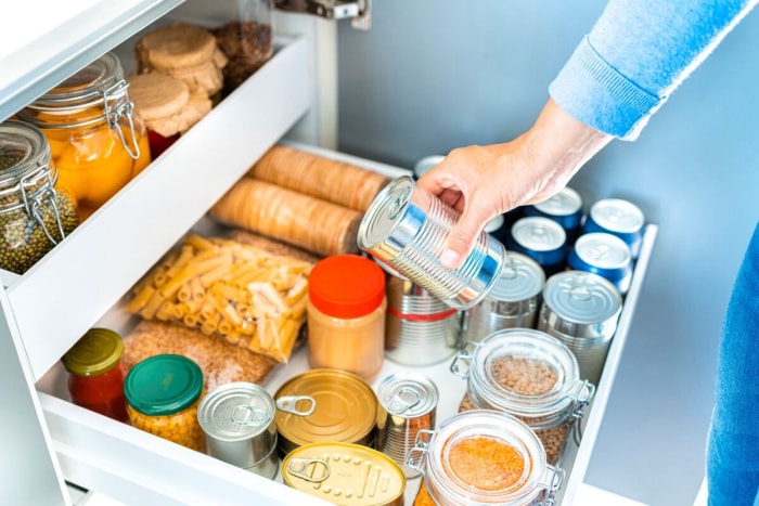 comment désencombrer votre maison - étagère du garde-manger