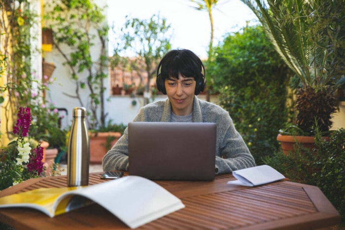 travailler à l'extérieur à l'ombre