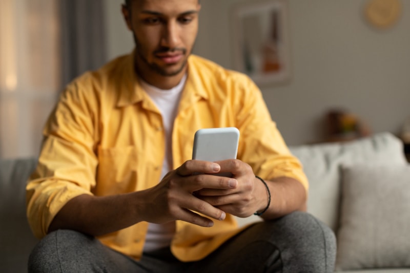 Homme regardant son téléphone