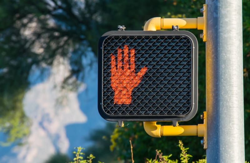 gros plan sur le panneau "Don't walk" montrant la main rouge