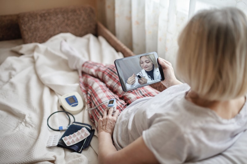 iStock-1295613094 soins de santé à domicile femme surveillant les signes vitaux avec une tablette