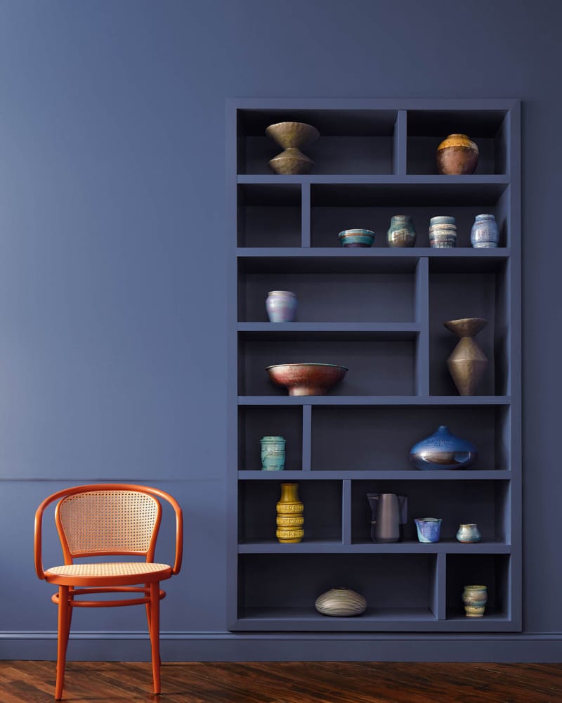 Mur et étagère peints en Blue Nova avec une chaise d'appoint.