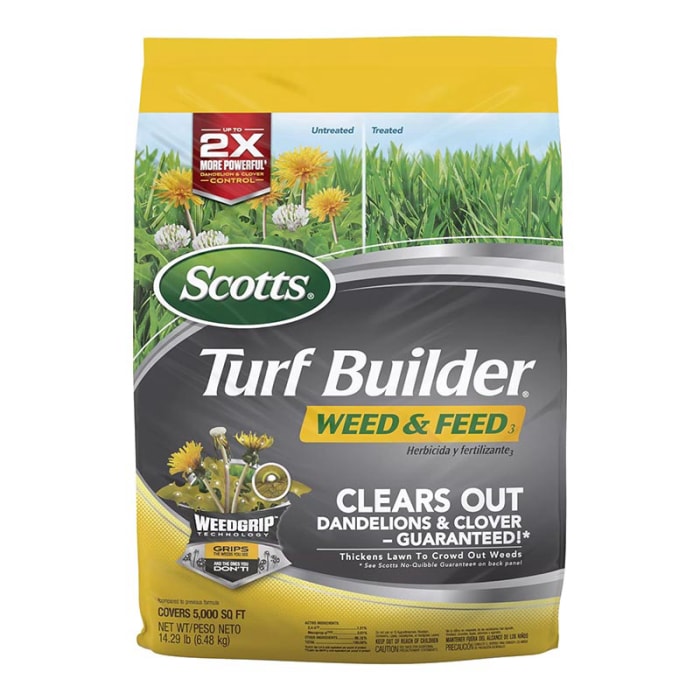 Un sac de Scotts Turf Builder Weed and Feed sur fond blanc.