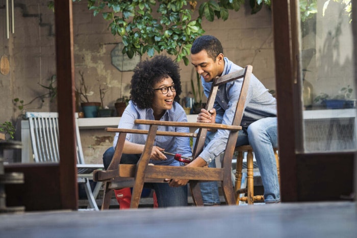 iStock-1014712178 opportunités de bénévolat deux personnes travaillent à la remise à neuf d'une chaise