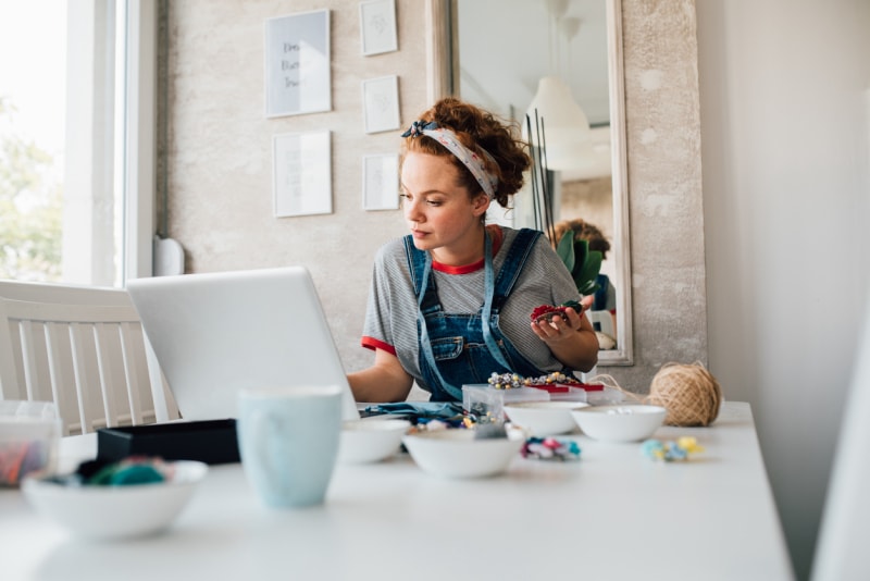 iStock-1202556021 opportunités de bénévolat femme vendant des bijoux faits maison en ligne