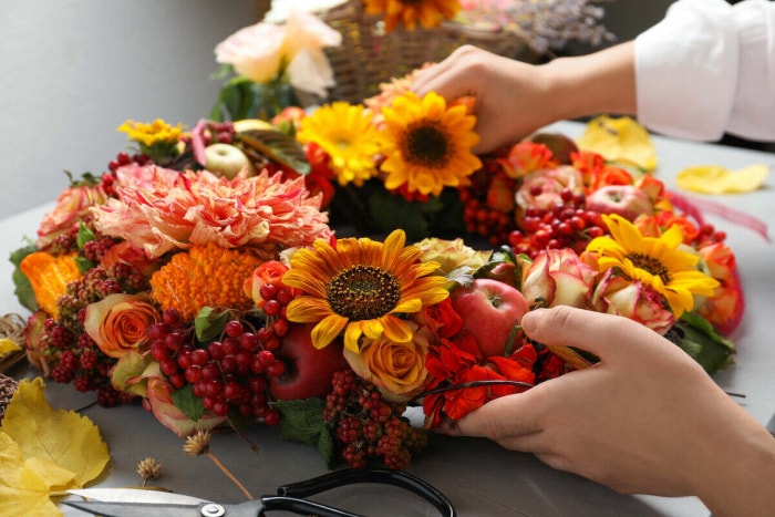 nouvelle année, nouvelle compétence, fleuriste à faire soi-même, fabrication de couronnes avec des fleurs et des fruits