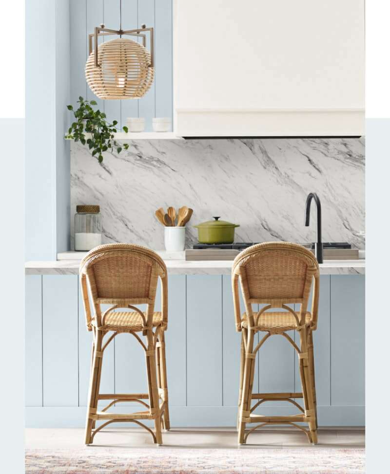 Peinture Sherwin-Williams "Upward" bleu ciel clair sur meubles de cuisine avec meubles en osier.