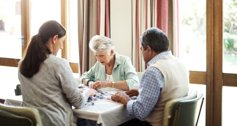 iStock-649643486 opportunités de bénévolat pour faire un puzzle dans un centre pour personnes âgées