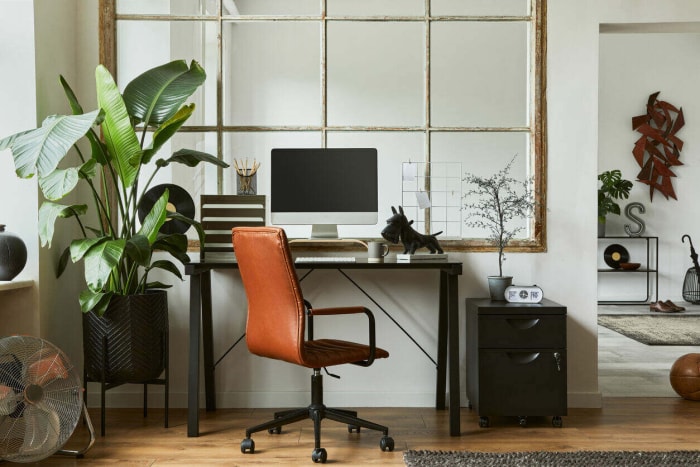 L'une des meilleures chaises de bureau de grande taille dans un espace de bureau contemporain et rustique.