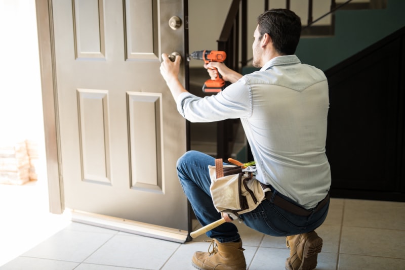 comment sécuriser une porte qui s'ouvre vers l'extérieur