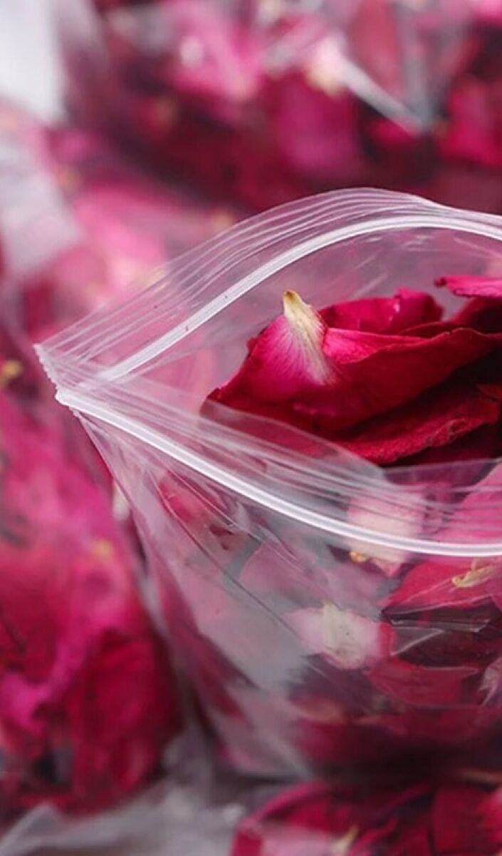 Roses séchées dans un sac en plastique.